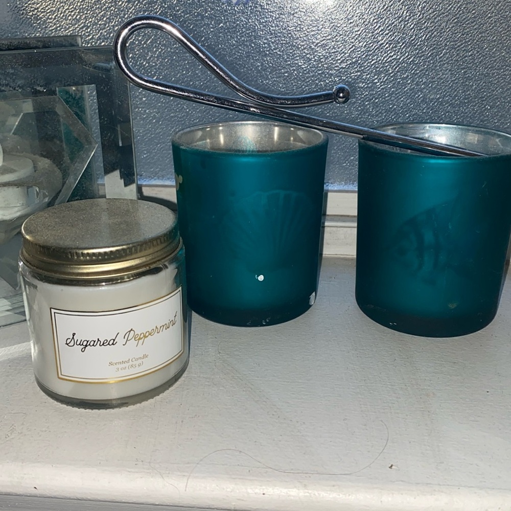Bathroom set includes 2 candles holders 

1 candle and mirrored votive holder